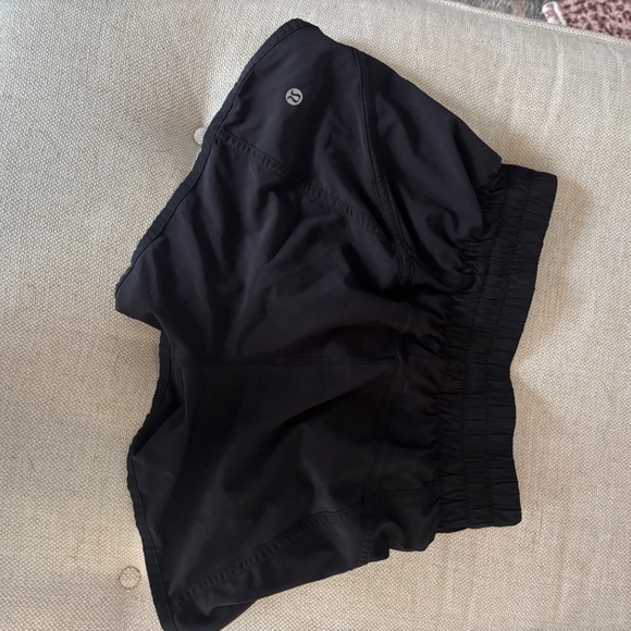 Lululemon Tracker Short V 4" Size 6 - Picture 2 of 4